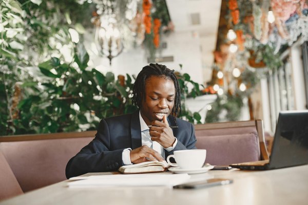 Quels sont les défis de la restauration des œuvres d'art en métal ancien ?